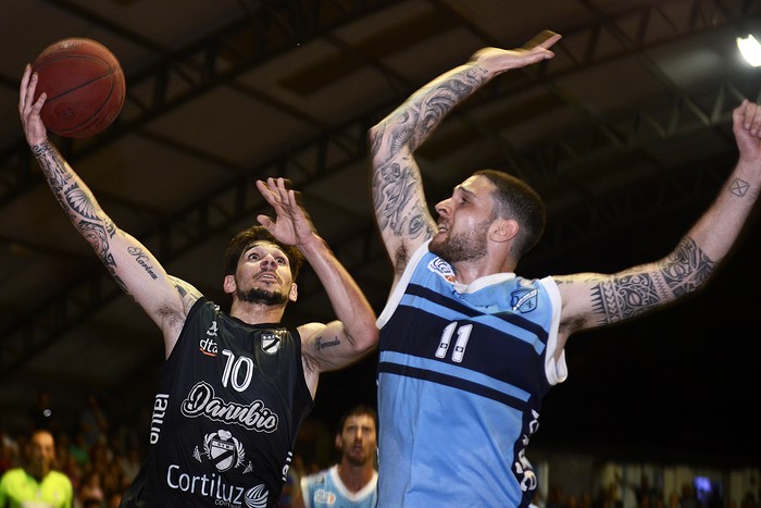 Leandro Tolmero, de Danubio, y Ernesto Rabinovich, de Reducto, en cancha del Club Reducto. · Foto:  Santiago Mazzarovich