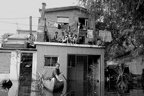 ​Vecinos del barrio Bolsa de Gatos ayer, en la ciudad de Durazno. /Foto: Pablo Nogueira​