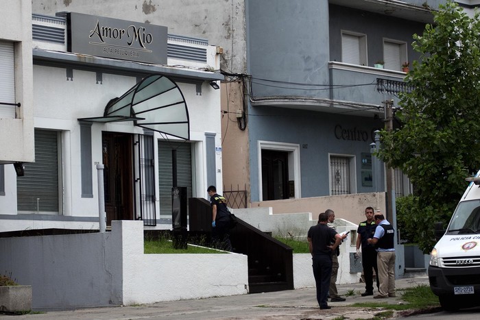 Foto principal del artículo 'Fue detenido el autor del secuestro en una peluquería en Pocitos después de que los rehenes fueran liberados ilesos' · Foto: Mariana Greif