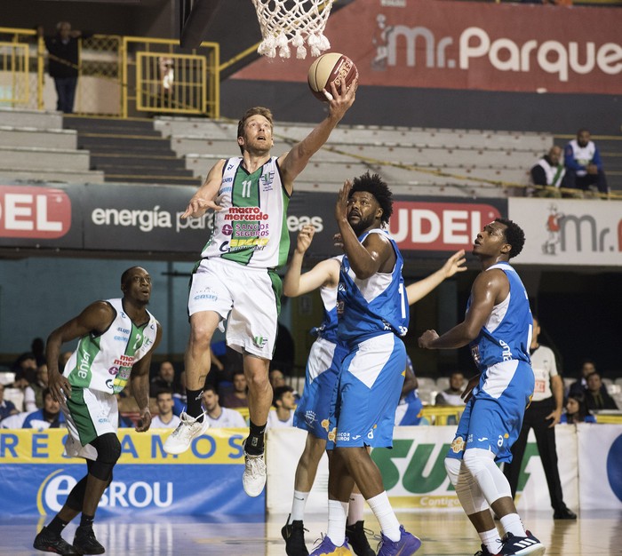 
Emilio Taboada, de Urunday Universitario; Hátila Passos, de Malvín; Tyrone Lee, de Urunday Universitario; y Elijah Millsap, de Malvín, en el Palacio Peñarol.  · Foto: Ricardo Antúnez