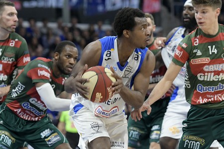 Zach Graham, de Aguada, Elijah Millsap, de Malvín, y Joaquín Rodríguez, de Aguada, en la quinta final en el Antel Arena, · Foto: Sandro Pereyra Zach Graham, de Aguada, Elijah Millsap, de Malvín, y Joaquín Rodríguez, de Aguada, en la quinta final en el Antel Arena, · Foto: Sandro Pereyra