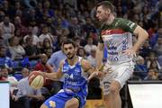 Marcos Cabot, de Malvín y Andrew Feeley, de Aguada, en el Antel Arena.