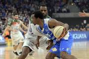 Elijah Millsap, de Malvín y Zach Graham, de Aguada, en el Antel Arena.