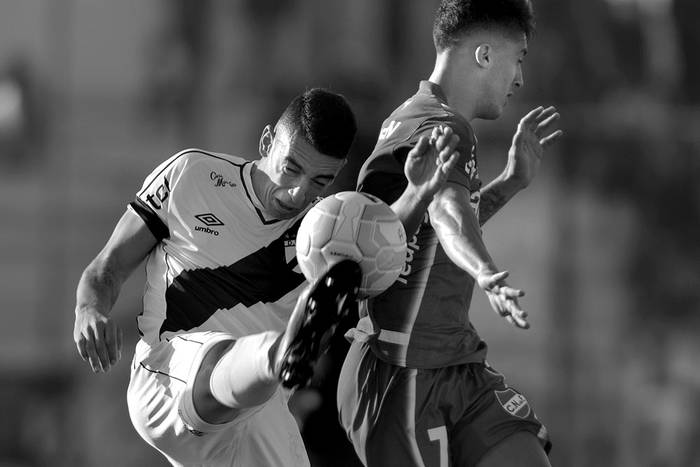 Lucas Olaza de Danubio y Kevin Ramírez de Nacional, ayer en Jardines del Hipódromo. Foto: Iván Franco.

