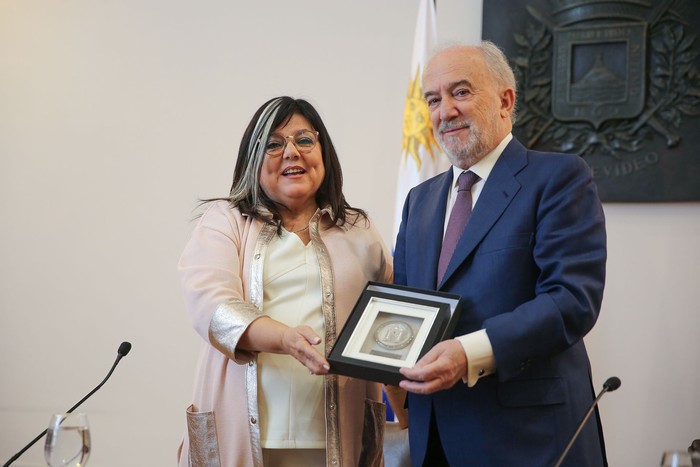 María Inés Obaldía y Santiago Muñoz Machado, este lunes, en la Intendencia de Montevideo. · Foto: Jacinta Rivera Trobo, EFE