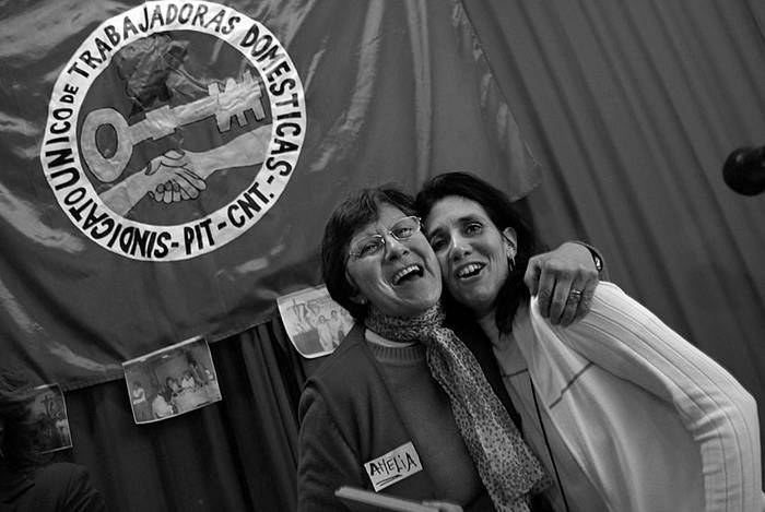 Amelia y Mariela, del Sindicato Único de Trabajadoras Domésticas, durante la celebración del Día de la Trabajadora Doméstica, en el sindicato de Conaprole. · Foto: Pablo Nogueira