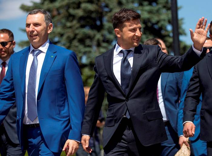 El ayudante principal del presidente Serhiy Shefir (izquierda) camina junto al presidente ucraniano Volodymyr Zelensky (derecha) durante su investidura en Kiev, Ucrania, el 20 de mayo de 2019. Foto: Servicio de prensa de la Presidencia de Ucrania/EFE/EPA.