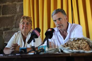 Sandra Lazo con Yamandú Orsi en la presentación del equipo del Ministerio de Defensa Nacional. · Foto: Difusión MPP