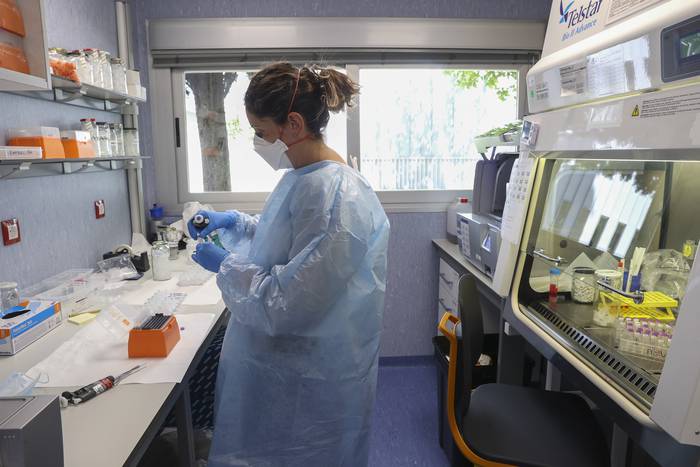 Laboratorio del Centro Nacional de Microbiología de España, donde consiguieron el primer borrador de la secuencia completa del virus causante de la viruela del mono que circula en España. · Foto: Kiko Huesca, EFE