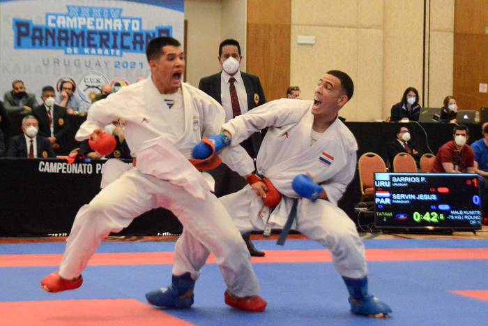 Francisco Barrios, de Uruguay, y José Servin, de Paraguay, durante la competencia en la categoría Male Kumite 75kg. · Foto: Virginia Martínez  Díaz