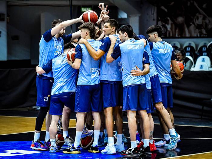 Los jugadores de Uruguay en el Torneo Pre-Clasificatorio de las Américas 2023, en Santiago del Estero. · Foto: FIBA Américas