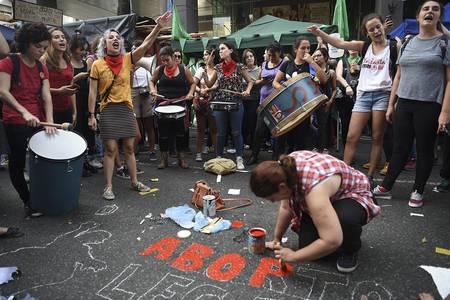 Manifestación a favor de un aborto legal, seguro y gratuito en Buenos Aires, en las inmediaciones del
Congreso Nacional, el 10 de abril. Foto: Eitan Abramovich, AFP Manifestación a favor de un aborto legal, seguro y gratuito en Buenos Aires, en las inmediaciones del
Congreso Nacional, el 10 de abril. Foto: Eitan Abramovich, AFP