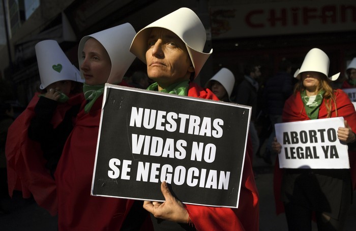 Activistas a favor del aborto, el 1º de agosto, frente al Congreso, en Buenos Aires. Foto: Eitan Abramovich, AFP · Foto: Eitan Abramovich, AFP