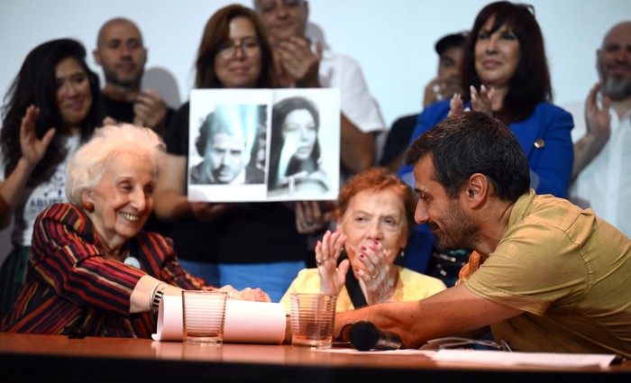 La presidenta y vicepresidenta Abuelas de Plaza de Mayo, Estela de Carlotto (i) y Rosa Tarlovsky de Roisinblit (c), y Daniel Inama, hermano de la "nieta número 139", asisten a una conferencia de prensa, este martes, en Buenos Aires. · Foto: Luis Robayo, AFP