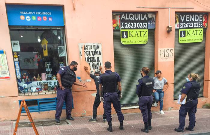 Procedimiento policial, el sábado, en la Ciudad Vieja. · Foto: Iván Franco