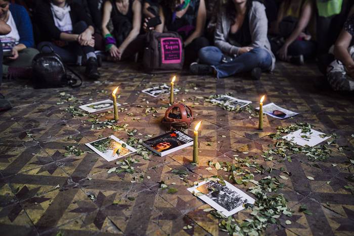 Ofrenda a Berta Cáceres, activista hondureña asesinada en el 2016, y a otras luchadoras latinoamericanas (archivo, octubre 2019). · Foto: Analia Cid