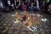 Ofrenda a Berta Cáceres, activista hondureña asesinada en el 2016, y a otras luchadoras latinoamericanas (archivo, octubre 2019). · Foto: Analia Cid Ofrenda a Berta Cáceres, activista hondureña asesinada en el 2016, y a otras luchadoras latinoamericanas (archivo, octubre 2019). · Foto: Analia Cid