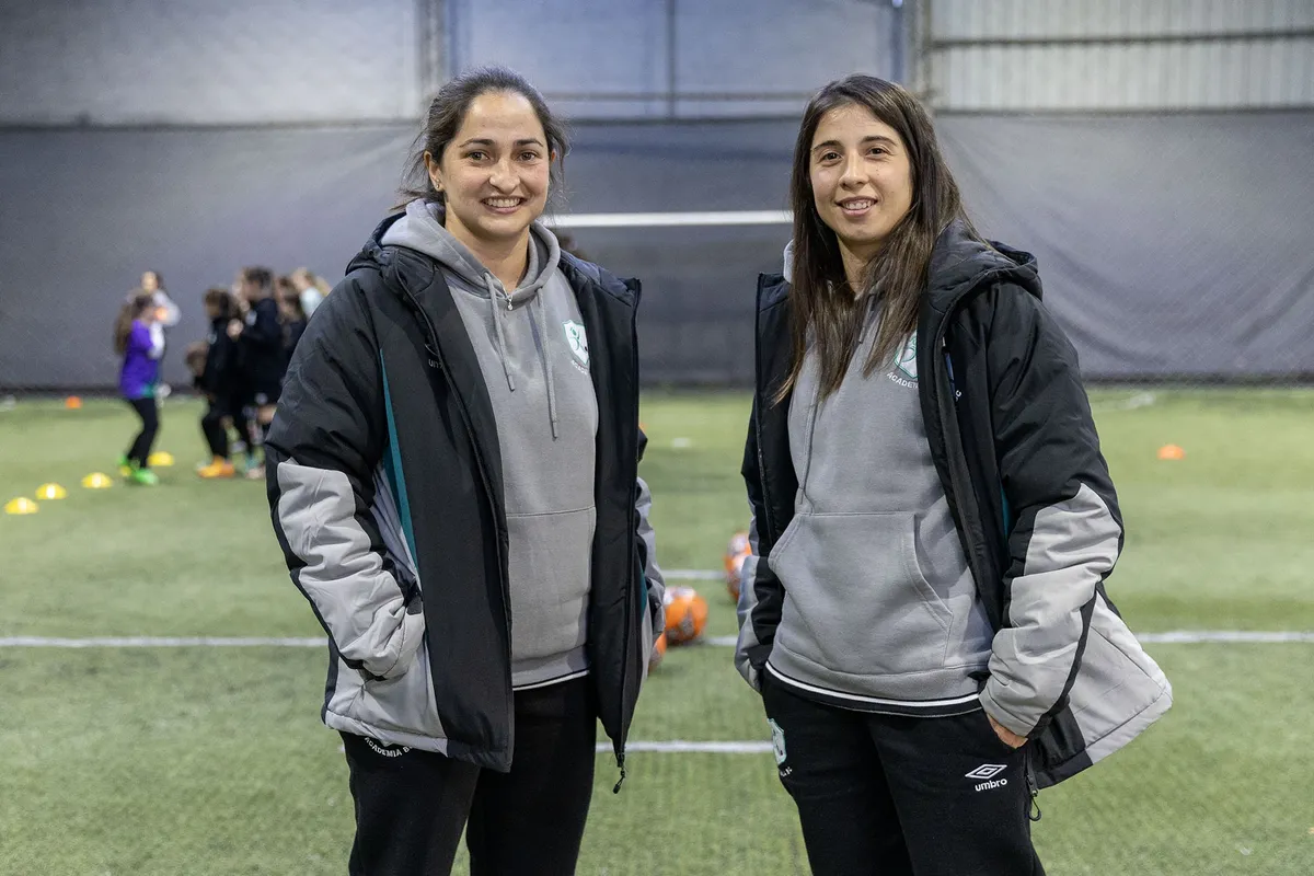 Uruguay: Soccer players launch project to build mini-stadium for girls