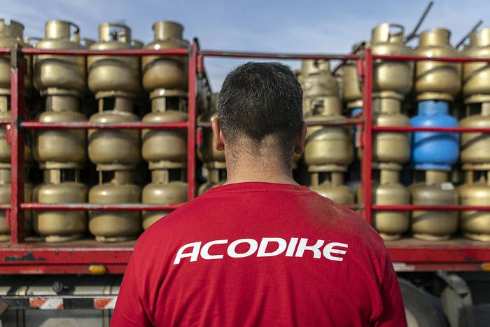 Trabajadores ocupan la planta de Acodike, en Camino Lecocq (03.07.2023). · Foto: Ernesto Ryan