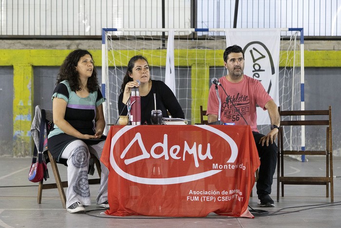 Gabriela Dobal, Paola López, y Alfonso Larraya. durante una asamblea de ADEMU (archivo, noviembre de 2023). · Foto: Camilo dos Santos