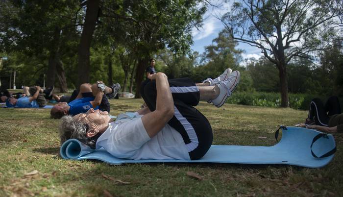 Actividad física para adultos mayores organizada por la Intendencia de Montevideo, el viernes 7 de enero, en el Parque Rivera. · Foto: Alessandro Maradei