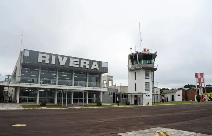 Foto principal del artículo 'Ejecutan simulacro general de emergencia en el Aeropuerto Binacional de Rivera para probar la respuesta conjunta con Brasil' · Foto: Presidencia