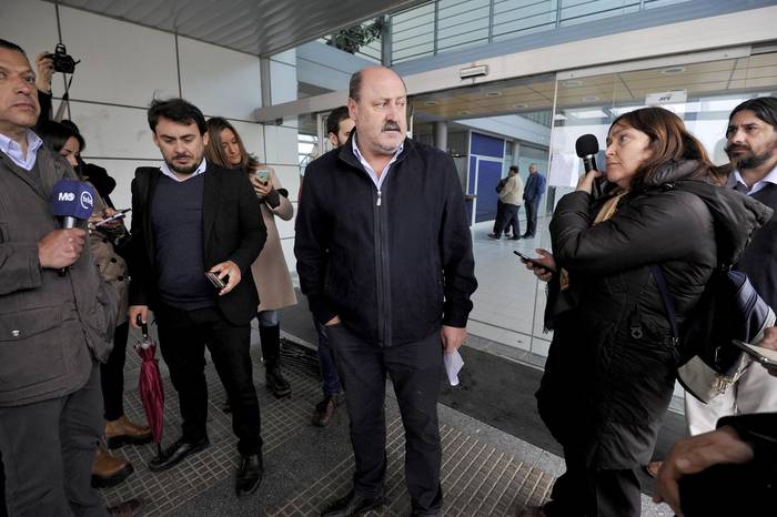 El presidente de AFE, Wilfredo Rodríguez, ayer, cuando se conoció la suspensión de la salida del tren que retomaba el trayecto Montevideo-Empalme Olmos.  · Foto: Federico Gutiérrez