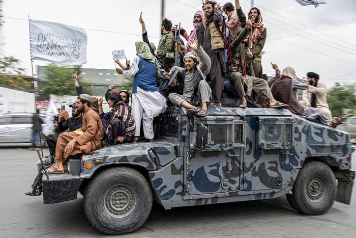 Combatientes talibanes celebran el día de su victoria, este lunes, cerca de la embajada de Estados Unidos, en Kabul. · Foto: Wakil Kohsar, AFP
