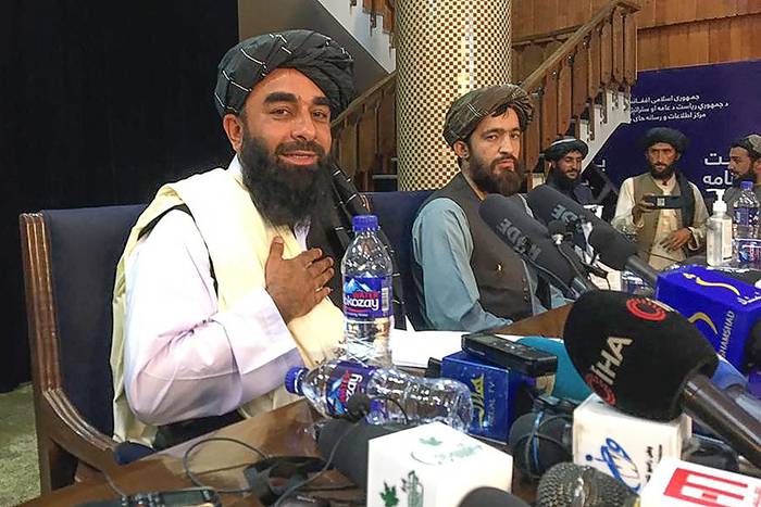 Zabihullah Mujahid, portavoz de los talibanes, este martes, durante la primera conferencia de prensa en Kabul. · Foto: Hoshang Hashimi, AFP