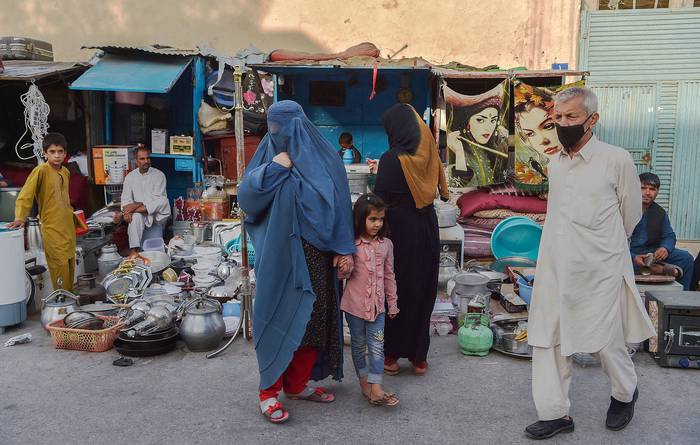 Mercado de artículos domésticos, ayer, en Kabul. · Foto: Wakil Kohsar, AFP