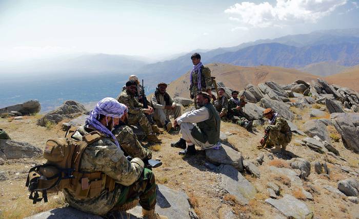 El movimiento de resistencia afgano y las fuerzas del levantamiento anti-talibán, el 1 de setiembre en la cima de una colina en el área de Darband, en el distrito de Anaba, provincia de Panjshir. · Foto: Ahmad Sahel Arman, AFP