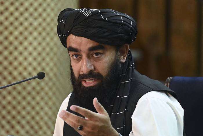Zabihullah Mujahid, portavoz de los talibanes, en conferencia de prensa, este martes, en Kabul. · Foto: Aamir Qureshi, AFP