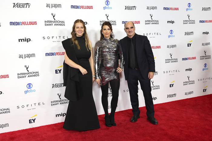 Ana Laura Rascon, Karla Souza y Ramiro Ruiz asisten a la 51ª edición de los Premios Emmy Internacionales en el New York Hilton Midtown. · Foto: Cindy Ord, Getty Images, AFP