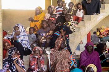 Sudaneses desplazados tras ser evacuados por el ejército sudanés a una zona más segura, en Omdurmán, Sudán, el 13 de mayo. · Foto: Ebrahim Hamid, AFP