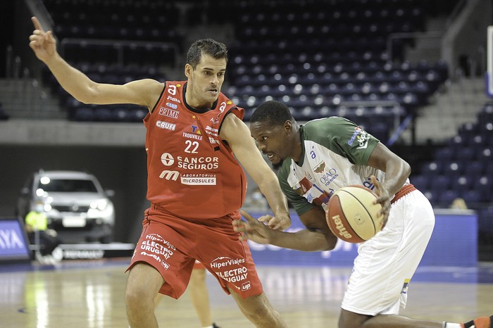 Leonardo Mainoldi, de Trouville, y Al Thornton, de Aguada, el 26 de febrero, en el Antel Arena.

 · Foto: Federico Gutiérrez