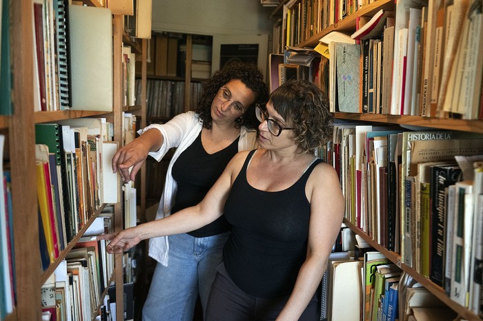 Viviana Ruiz y Nairí Aharonián en el  archivo de la Fundación Aharonián - Paraskevaídis. · Foto: Alessandro Maradei