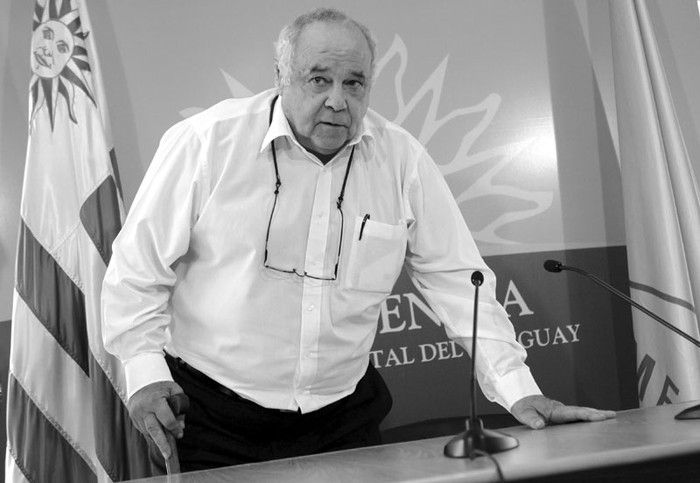 Fernández Huidobro, ayer, en rueda de prensa en Suárez. · Foto: EFE, Iván Franco