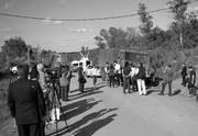  Un grupo de periodistas aguarda en la entrada del predio donde se hallaron restos humanos 