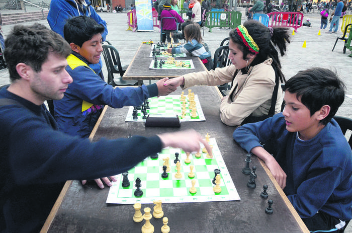Juegos de ajedrez en la explanada de la Intendencia de Montevideo. Foto: Alessandro Maradei (archivo, octubre de 2014)