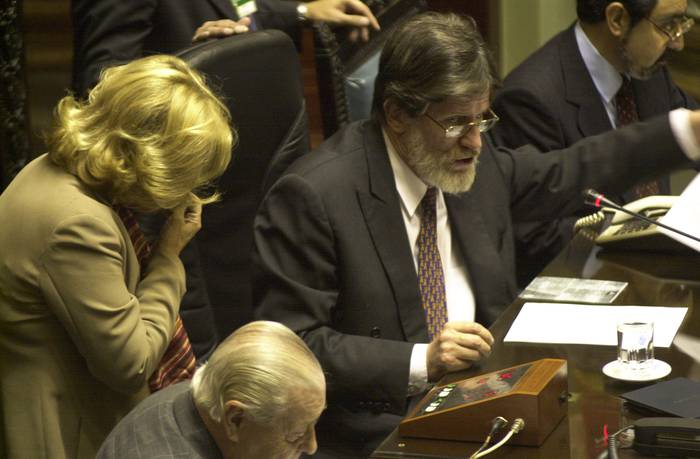 Luis Hierro López, en el Senado (archivo, julio de 2002). · Foto: Sandro Pereyra