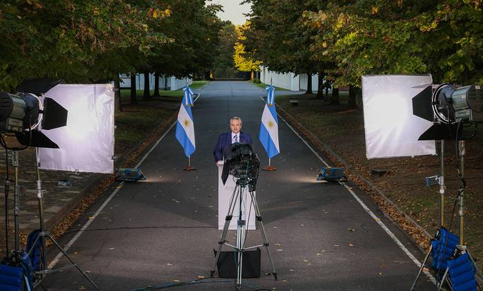 Alberto Fernández, da un mensaje desde el patio de la residencia presidencial de Olivos, el 7 de abril, Buenos Aires.
 · Foto: Esteban Collazo, presidencia argentina