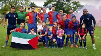 Albion con la bandera de Palestina, el pasado 7 de abril en el parque Nasazzi. Foto: Carolina Passeggi Albion con la bandera de Palestina, el pasado 7 de abril en el parque Nasazzi. Foto: Carolina Passeggi