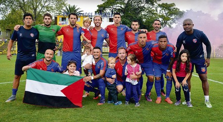 Albion con la bandera de Palestina, el pasado 7 de abril en el parque Nasazzi. Foto: Carolina Passeggi Albion con la bandera de Palestina, el pasado 7 de abril en el parque Nasazzi. Foto: Carolina Passeggi