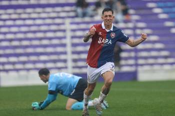 Nahuel Roldán, de Albion, tras convertir el primer gol de su equipo, el 19 de agosto en el estadio Parque Capurro. · Foto: Rodrigo Viera Amaral