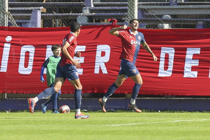 Diego Sánchez, de Albion, festeja su primer gol ante Fénix, por la tercera fecha de la segunda fase del Campeonato de Segunda División Profesional (archivo, mayo de 2025). · Foto: Rodrigo Viera Amaral