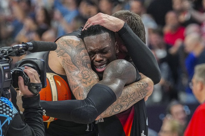 Dennis Schröder, de Alemania, festeja tras ganar la final del Eurobasket FIBA ​​2025 ante Turquía, en Riga, Letonia, el 12 de setiembre. · Foto: Gints Ivuskans / AFP