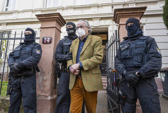 Fuerzas policiales especiales alemanas detienen a Heinrich XIII Prinz Reuss, en Frankfurt, como parte de redadas contra miembros de un grupo sospechoso de planear un ataque contra parlamento (07.12.2022). · Foto: Boris Roessler, DPA, AFP