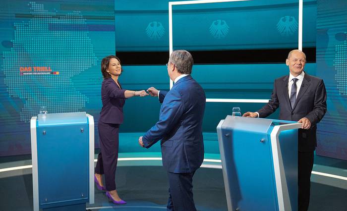 Annalena Baerbock (i), Armin Laschet (C), y Olaf Scholz (d), en un debate electoral televisado, el domingo, en Berlín. · Foto: Michael Kappeler, pool, AFP