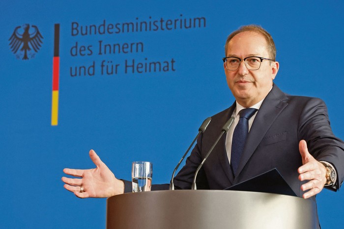 Alexander Dobrindt, ministro del Interior alemán, en conferencia de prensa después de que las autoridades alemanas lanzaran múltiples redadas contra una red extremista y disolvieran el llamado “Reino de Alemania”, el 13 de mayo, en Berlín. · Foto: Odd Andersen, AFP
