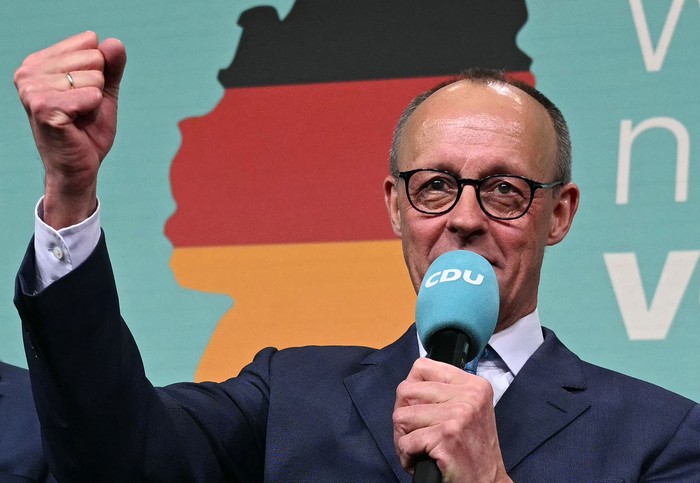 Friedrich Merz, líder de la Unión Demócrata Cristiana de Alemania, después de que se anunciaran en la televisión, este domingo, las primeras encuestas a pie de urna en las elecciones generales alemanas. · Foto: Ina Fassbender, AFP